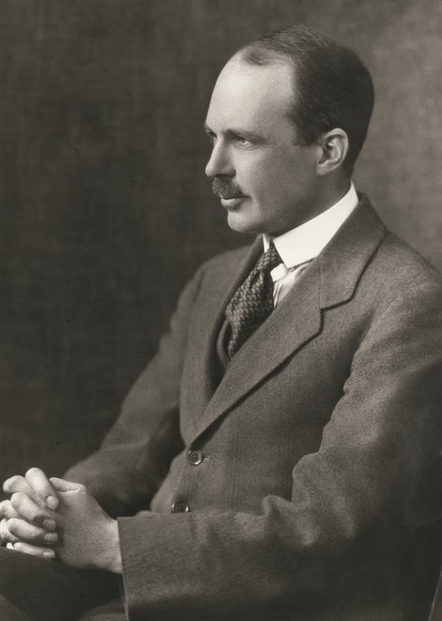 A photographic portrait of William Lawrence Bragg as a young man, in a suit and tie, facing slightly to the left.