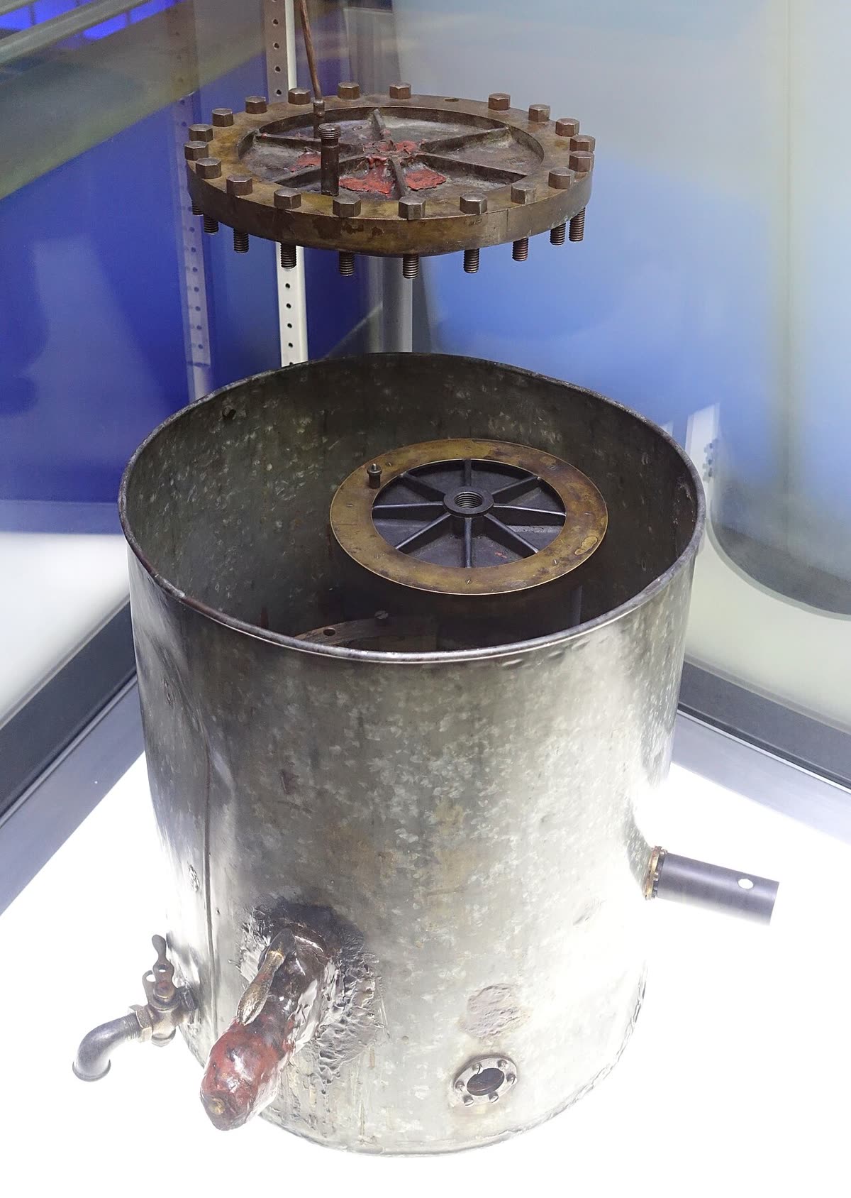 Millikan’s oil-drop apparatus: a brass chamber with a viewing telescope, sitting on a wooden base.